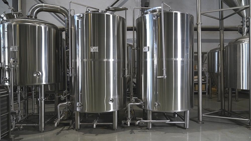 糖化設備中的熱水罐和冰水罐