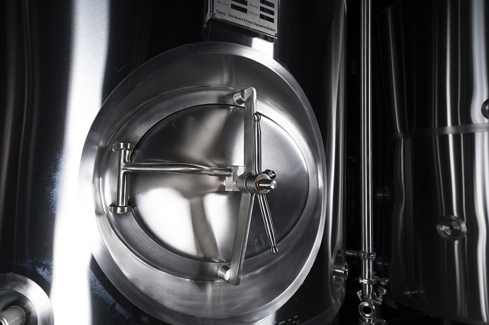 錐形發酵罐的溫度控制如何影響啤酒的發酵周期和風味？